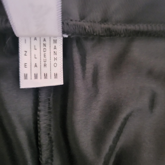 Black midi skirt with gold snap buttons. Size medium - Picture 4 of 5